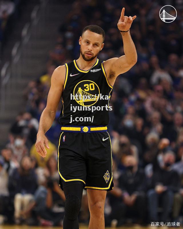 库里刷新NBA纪录，成为历史上第一位单赛季三分球命中超过300个的球员