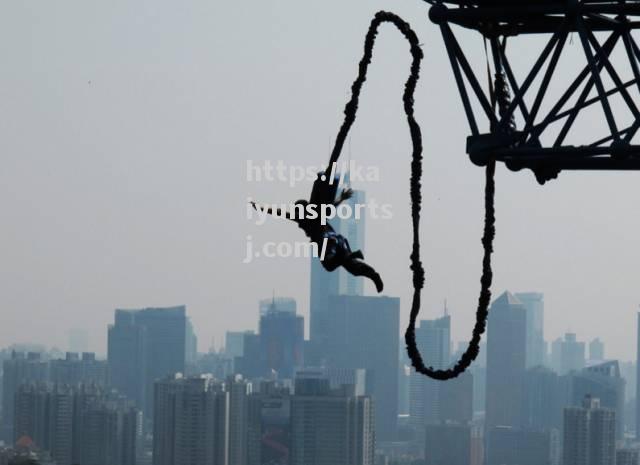 角逐赛场上的惊险刺激，球员全情投入